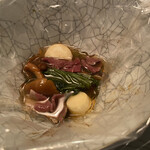 Installation Table ENSO L'asymetrie du calme - 本日1番好きな品でした　エグみも臭みも皆無なクマの肉をしゃぶしゃぶに、噛むたびにじわじわと旨味が溢れ出す！地元のマコモダケや松茸との相性も抜群で土鍋一杯食べたい！