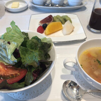 ヴェル・ボワ - 野菜のブイヨンスープと季節のサラダとフルーツ