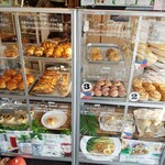 Bakery&Cafe basket. - まずは全体で2枚。【陳列棚全体写真1/2】〜ガラス張りがなんか新鮮〜パンが大きめ→購買意欲増進