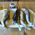 杉ケ瀬ヤナ - 秋の特大鮎（左）と田楽、塩焼き２匹（大）