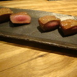 タンステーキ（左＝舌の下側、右＝舌の上側）