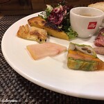 ヌッフ・デュ・パプ - Insalata,Farinata di Ceci,Farinata di Ceci,Pesce spada Affumicato 