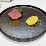 Takumi - ・仔羊のロース肉のロティ ・香草パン粉をまとった仔羊のバラ肉 ・グリーンペッパー風味のソース ・サツマイモ、レタス、グレープフルーツのサラダ