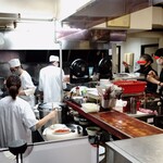 李園 - 厨房風景とスタッフの面々、作業分担し、手際よく対応しています。