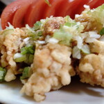 李園 - ”油淋鶏”、厚めの衣に甘酸っぱいタレがかかり、”刻み葱”が乗っています。添えられた”トマト”も適度な冷たさで美味しく食べることができました。