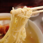 李園 - 熱々の”スープ”から出てきた”麺”は細麺、柔らかめになっていますが、”スープ”がよく絡み、美味しいです。