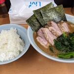 横浜らーめん 武蔵家 - ちゃーしゅーめん＋ほうれん草＋サービスライス