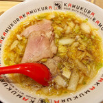 どうとんぼり神座 - おいしいラーメン
            白菜たっぷり。見た目と裏腹に脂っこくないです。
            甘めのスープはちょっとすき焼きみたいで鍋の〆ラーメンのようでした。