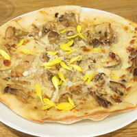 京の発酵イタリアンCAMOS - 茸たっぷり西京味噌クリームピッツァ