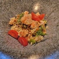 ワカヌイ グリル ダイニング バー 東京 - サーモンとキヌア