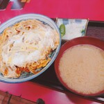 Fujikyuushokudou - カツ丼 (850円) 漬け物とお味噌汁が付きます