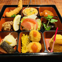 赤坂 津つ井 総本店 - ・9品のオードブル:
                    　海老フライ
                    　ハムマカロニグラタン
                    　ハンバーグ
                    　チキン唐揚げ
                    　サラダ
                    　タンシチュー
                    　旬の焼魚
                    　カニクリームコロッケ
                    　帆立の照焼き