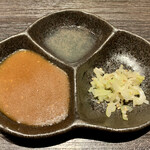 焼肉 なかむら - タレ2種と右は"味付ネギ" 165円