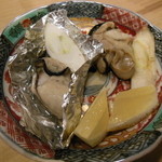 やま下 - 鳴門産殻つき牡蠣を塩味と醤油味で焼いて