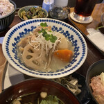 marusan&wacca - 主菜は根菜の煮物なのですが、優しい味付けながらご飯が進んでしまうのです。