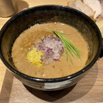 麺屋 周郷 - 粘度高いスープにあしらわれた薬味