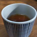 Uchina Suba Yaji Guwa - 店員さんは何も言ってくれないけど…
      お茶とお水はセルフサービスで入口にありますm(_ _)m
      お茶はさんぴん茶みたいですょ♡沖縄らしくてステキ♡
      温まります♨