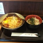 Kurumaya - 鯖飯と蕎麦(温かい蕎麦)の生玉子トッピング(400円＋50円)