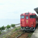 伊予灘ものがたり - 下灘駅停車中の伊予灘ものがたり双海編