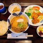 Daiyasu - 唐揚げと小鉢、ご飯とお漬物がセットです