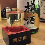 大阪串かつ　テンテコマイ - 菊正宗「樽酒」：キリッと引き締まった喉ごし！　なみなみとついでくれます♪