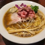 牛骨らーめん 牛王 - 田中にぼるさんとの限定コラボラーメン！！牛骨スープのベースはそのままに、魚粉（煮干し？）や大き目メンマ・チャーシューも乗った特別仕様。