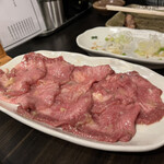 炭火焼肉ホルモン うらら - タン