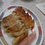 タクちゃんラーメン - 小粒餃子　　女性の指