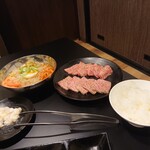 Kinryuu - 上サガリ 1,490円。上ロース1,690円(税別)。シマ腸  650円冷めん 750円(全て税別)