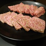 Kinryuu - (奥)上サガリ 1,490円(税別)、(手前)上ロース1,690円(税別)