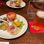 A&K ビア＆フードステーション - ワンプレートのおつまみと1杯目のお通しビール