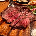 肉グリル＆イタリアン エビスキッチン - 内モモとシンタマの盛り合わせ