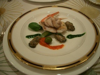 Dune - ≪お魚料理≫
                        イトヨリのポワレ・パブリカとグリーンの２色のソースで。
                        牡蠣のコンフィとカニ爪添え。