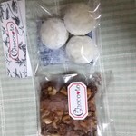 みんなのケーキ屋さん チョコット - スノーボール紅茶風味195円　チョコレートブラウニー
220円