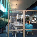 カフェ&バー オールオール - コロナ対策で透明パネルで仕切られています。