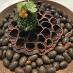 Installation Table ENSO L'asymetrie du calme - 加賀蓮根の歯触りと海老の旨みを大葉の衣がギュギュギュギュッと上の雲丹の風味が後から追いかけて余韻を残します