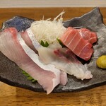 ダイニング WAZN - お刺身3点盛。カンパチ・鯛・中とろ。