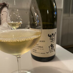 Installation Table ENSO L'asymetrie du calme - 熊本の菊鹿シャルドネ樽熟成2019 