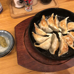 Maruichi Sakaba - 鉄鍋餃子二人前。