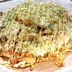 モッさんのべた焼 - 塩べた焼き(税込1350円)
            焼き上がりまで約10分
            塩べた焼きは自家製の牛脂で揚げる様に焼くので、表面はパリッ、カリッとして、中はふっくらではなく、具材がパラッとほどける感じ
            