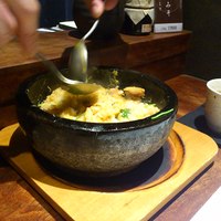 侘家古暦堂 祇園花見小路本店 - タレをかけて混ぜてくれます