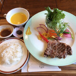 レストラン比婆山 - 「特選比婆牛サーロインステーキと彩りランチ」（3,500圓）。