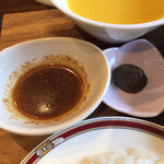 レストラン比婆山 - 左：ステーキソース　右：ステーキ胡椒。