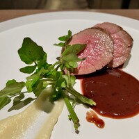 L'Agréable Esprit de GAMIN - 蝦夷鹿もも肉のローストと根セロリ・ピューレ 黒胡椒を使ったソース