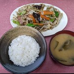 お食事の店 まさみ - レバ野菜炒め（570円）、ご飯小（140円）、味噌汁（70円）