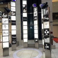 WINE食堂 緒乃 - ビルの入り口　本通りのポアールのあるビルです