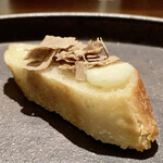 蒼 - 白トリュフと自家製バター
      自家製バターと自家製バゲットは、ここでしか味わえない唯一無ニの美味しさです。
      アルバ産の最高級白トリュフをたっぷりとバケットに、あ〜なんて幸せなのでしょう！