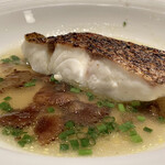 蒼 - 相模湾さかな人より 神経締め真鯛 本日の仕立て
      スープが主役！
      黄金色に透き通り澄みきった味わいにナラタケのトロンとした食感、真鯛の身に溢れるしっとりさと皮目の香ばしさ、なんて美味しいのでしょう！