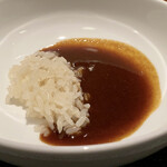 蒼 - 但馬玄100％のビーフカレー
      但馬玄のもも肉から取ったコンソメで炊いたご飯に、骨と筋でフォンドヴォーをひき、そこにスネ肉を加えて作ったデミグラスソースをベースにしたビーフカレーです。
      めちゃ旨い！！