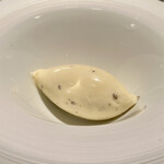 蒼 - 白トリュフのアイスクリーム
      ジャージーミルクで煮出した白トリュフのアイスクリーム、鼻を近づけても意外にも香りが強くは感じないのですが、口にした瞬間に拡がるトリュフの香りには、またしてもびっくりです！